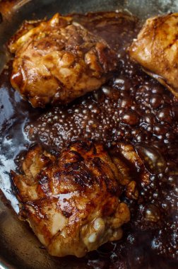 İtalyan Balzamik Tavuk Kalçaları