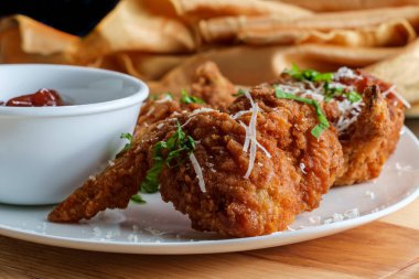 Çıtır kızarmış tavuk kanatları