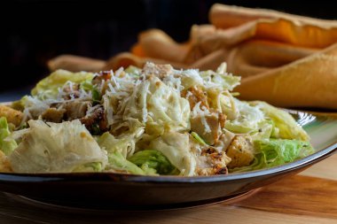 Izgara tavuk sezar salatası.