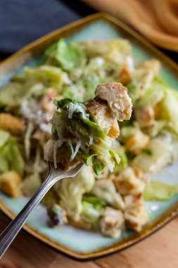 Izgara tavuk sezar salatası.