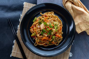 Çin Tavuğu Chow Mein