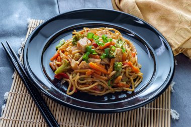 Çin Tavuğu Chow Mein