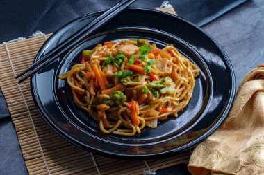 Çin Tavuğu Chow Mein