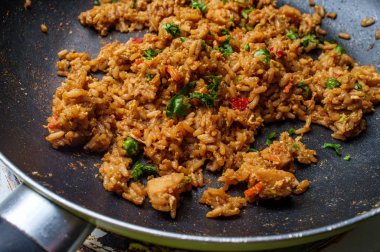 Çin usulü kızarmış pirinç pişiriyorum.