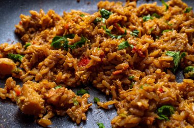 Çin usulü kızarmış pirinç pişiriyorum.