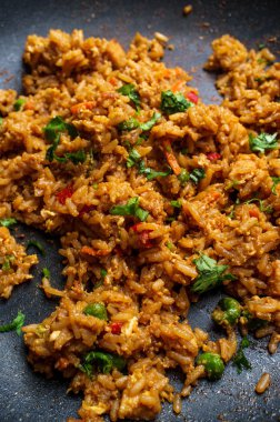 Çin usulü kızarmış pirinç pişiriyorum.