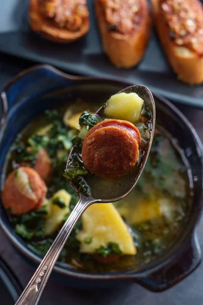 Португальский суп Кальдо-Верде — стоковое фото