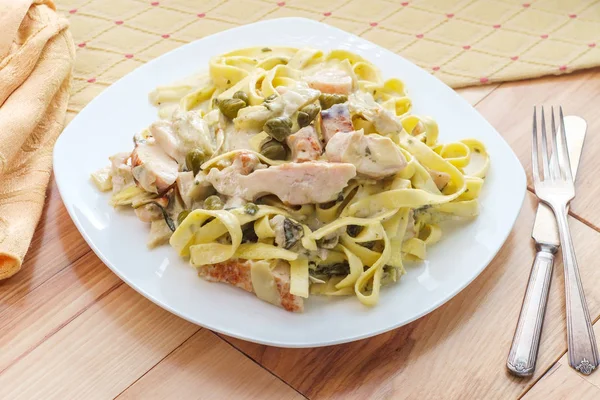 Grilled Chicken Piccata Fettuccine — Stock Photo, Image