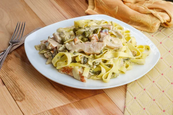 Grilled Chicken Piccata Fettuccine — Stock Photo, Image