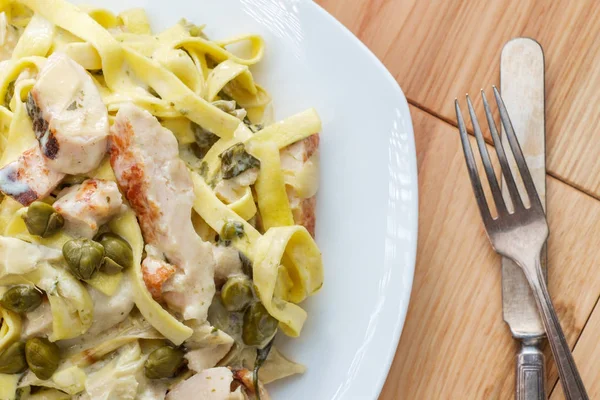 Grillowany kurczak Piccata Fettuccine — Zdjęcie stockowe