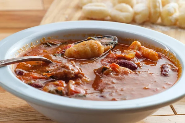 Saucisse italienne Gnocchi Soupe — Photo