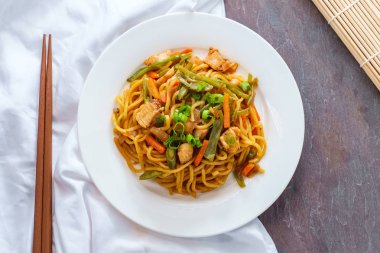 Japon Tavuğu Yakisoba Eriştesi
