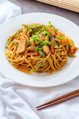 Japon Tavuğu Yakisoba Eriştesi