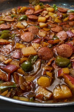 Polonya Kielbasa Patates Soğan ve Biber