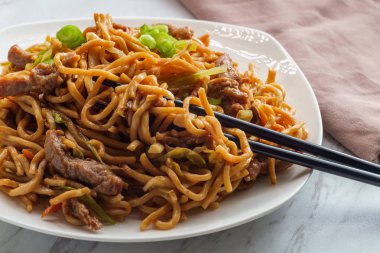 Çin Bifteği Lo Mein