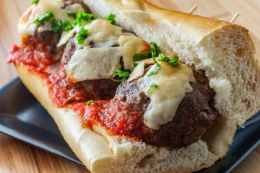 Köfte Parmesan Kahramanı Sandviçi