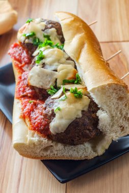 Köfte Parmesan Kahramanı Sandviçi