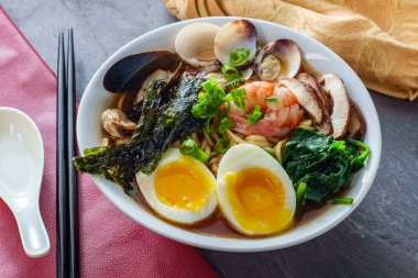 Kombu Çorbası Deniz Ürünleri Ramen