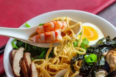 Kombu Çorbası Deniz Ürünleri Ramen