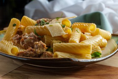 İtalyan Rigatoni Sosisi Alfredo