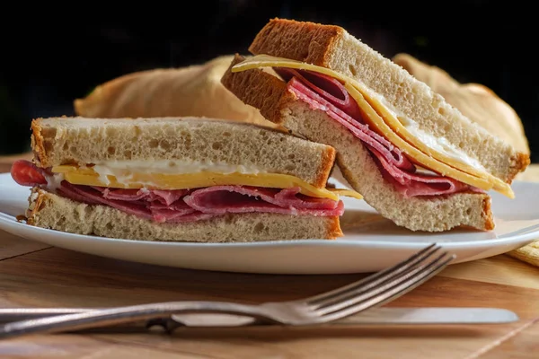 Peynirli salamlı mayonezli sandviç. — Stok fotoğraf