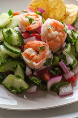 Karides ve muz cipsli soğuk Peru ceviche 'si.