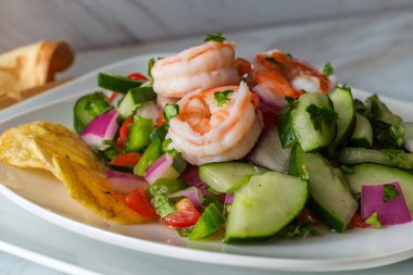 Karides ve muz cipsli soğuk Peru ceviche 'si.