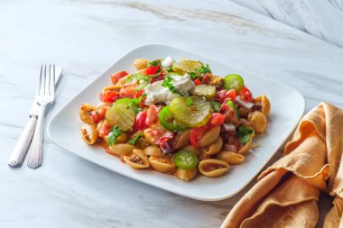 Amerikan gulaş bir kap yemek peynirli biftek ve peynirli makarna kabuklu makarna.