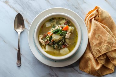 Soğuk, kış, tavuk, erişte çorbası ve sebze.