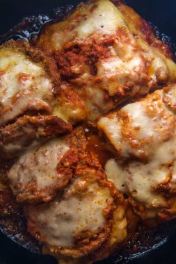 Ev yapımı İtalyan yapımı patlıcan tavada parmesan.