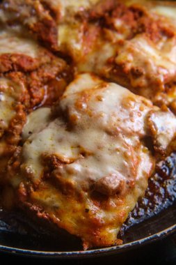 Ev yapımı İtalyan yapımı patlıcan tavada parmesan.