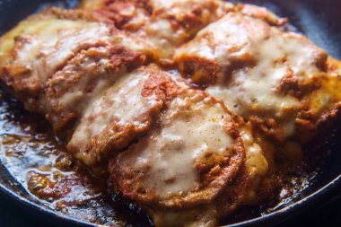 Ev yapımı İtalyan yapımı patlıcan tavada parmesan.