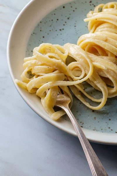 ธรรมดาอาหารอ ตาเล Fettuccine ลเฟรโด จานพาสต — ภาพถ่ายสต็อก