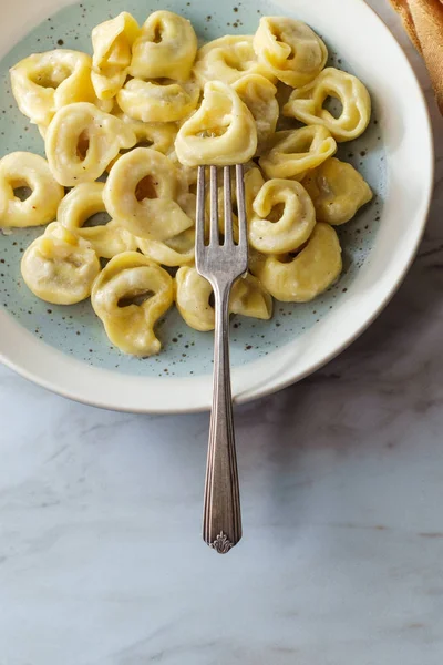 Włoskie Masło Ser Parmezan Tortellini Alfredo Marmurowym Stole Kuchennym — Zdjęcie stockowe