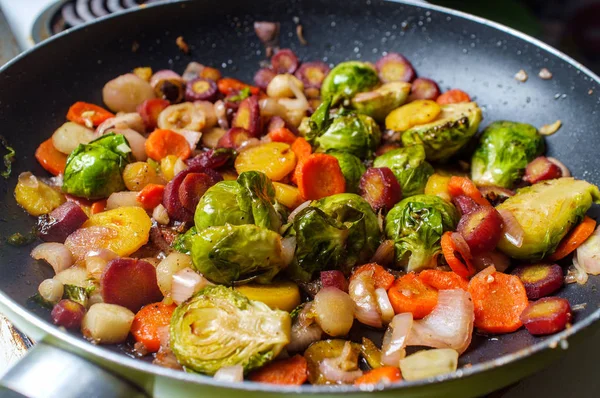 Τηγανητά Λαχανικά Που Μαγειρεύονται Στη Σόμπα Και Περιλαμβάνουν Λαχανάκια Βρυξελλών — Φωτογραφία Αρχείου