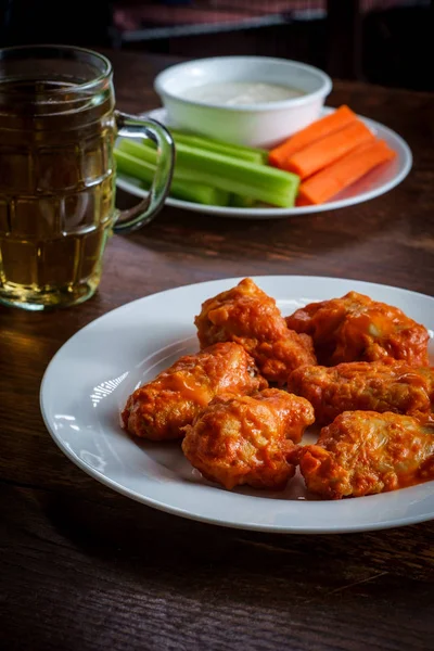 Comida Bar Pub Alas Búfalo Picantes Cerveza Con Palitos Zanahoria —  Fotos de Stock