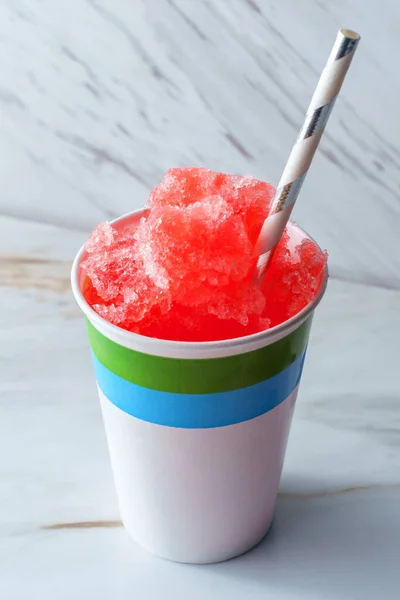 Cherry Merah Slushy Musim Panas Dengan Sedotan Kertas Biodegradable — Stok Foto