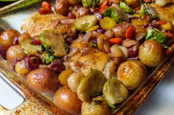 Crispy Chicken Thigh Casserole Brussels Sprouts New Potatoes Multicolored Carrots — Stock Photo, Image