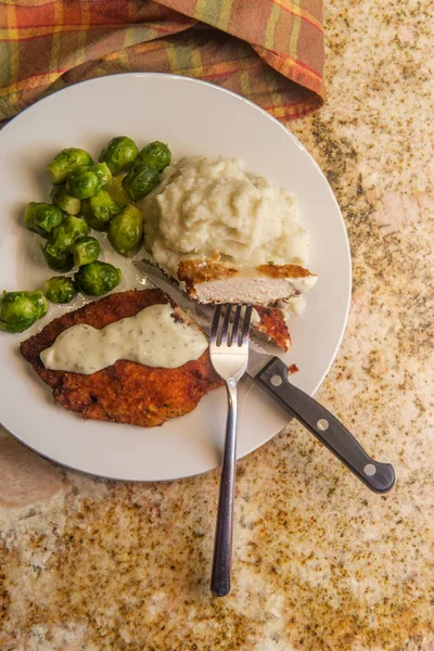 Chuletas Pollo Asadas Horno Con Coles Bruselas Puré Papas — Foto de Stock