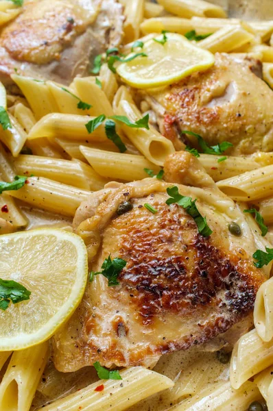 Skin Kości Udzie Kurczaka Piccata Makaronem Penne One Pot Danie — Zdjęcie stockowe