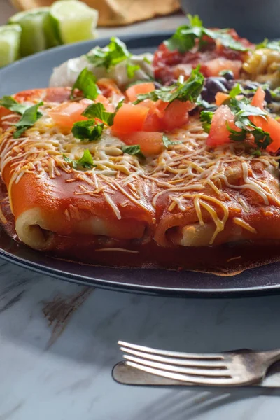 Auténtico Burrito Mexicano Chimichanga Con Arroz Crema Agria Frijoles Negros —  Fotos de Stock