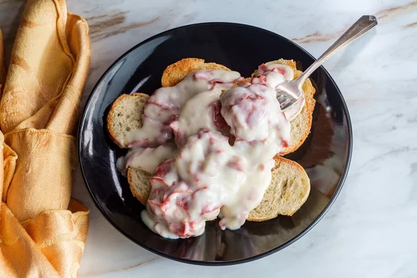 Tejszínnel Apróra Vágott Marhahússal Szeletelt Pirítóson Márvány Konyhaasztalon Más Néven — Stock Fotó