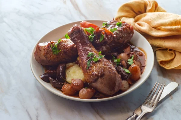 Cocina Francesa Coq Vin Guiso Con Champiñones Crimini Cebollas Perlas — Foto de Stock