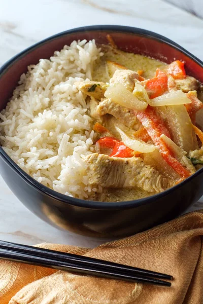 Nourriture Thaïlandaise Épicée Lait Coco Soupe Curry Jaune Avec Poulet — Photo