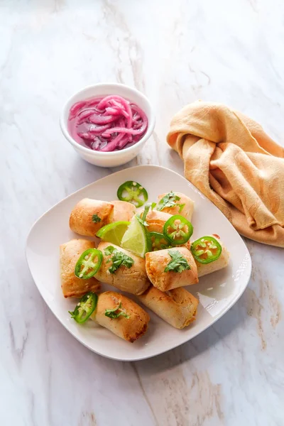 Mini Aperitivo Mexicano Empanada Ternera Servido Con Conservas Encurtidos Cebolla — Foto de Stock