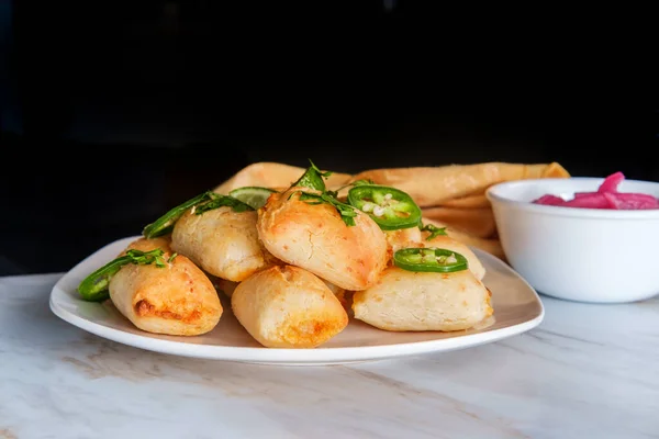 Mexikanische Mini Rindfleisch Empanada Vorspeise Serviert Mit Eingelegten Roten Zwiebeln — Stockfoto