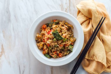 Tayland baharatlı, kaffir limon yapraklı ve pirinçli pilav.