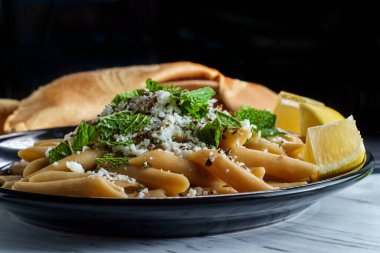 Naneli ve limonlu Yunan peynirli makarna.