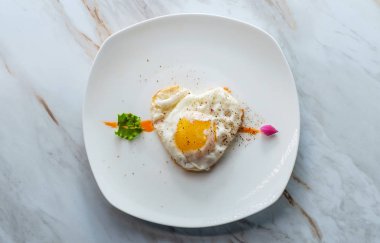 Sevgililer Günü konsepti aşk tanrısı okuyla kalp şeklinde kızarmış, güneşli tarafı yukarıda.