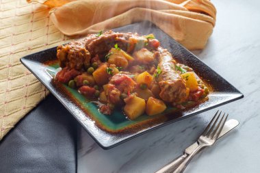 Güney Afrika tavuğu körili patates ve bezelye.